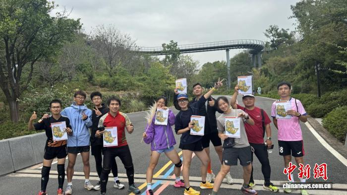 中国代表团亮相东京听障奥运会 首次挑战保龄球