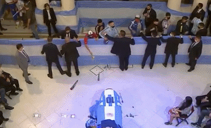 球王马拉多纳离世引发全球哀悼 球迷泪洒街头