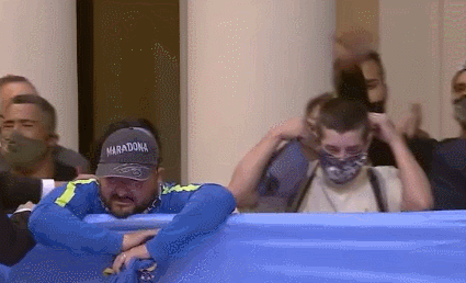 球王马拉多纳离世引发全球哀悼 球迷泪洒街头