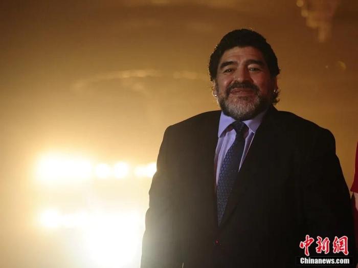 2012年8月18日晚间，“球王”马拉多纳现身北京，出席一个球迷见面活动。中新社记者 侯宇 摄