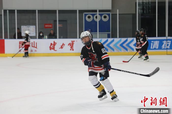 第四届中国青少年冰球联赛西宁赛区盛大开幕