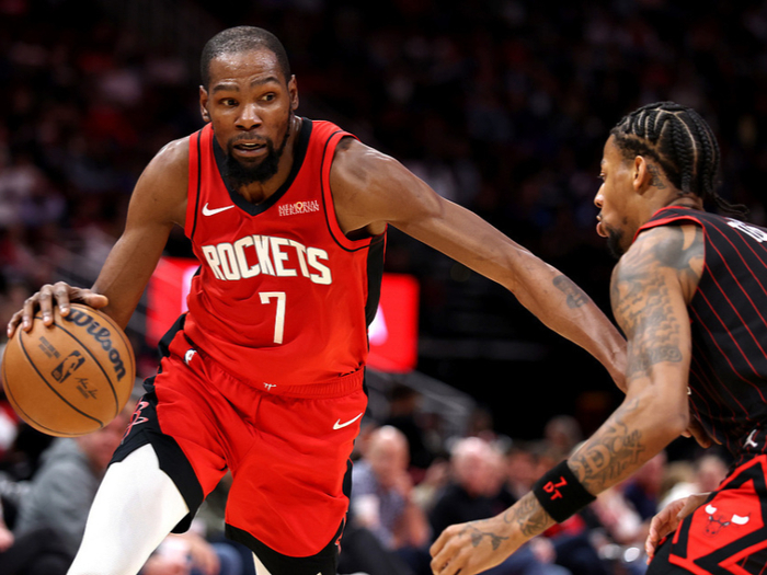 老将闪耀NBA常规赛收官战：哈登转型控场核心，