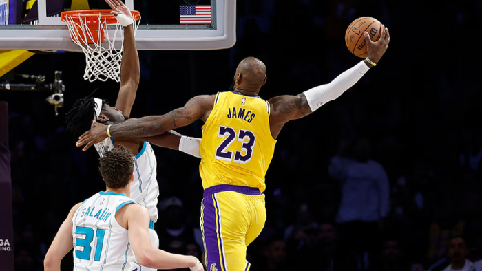 老将闪耀NBA常规赛收官战：哈登转型控场核心，