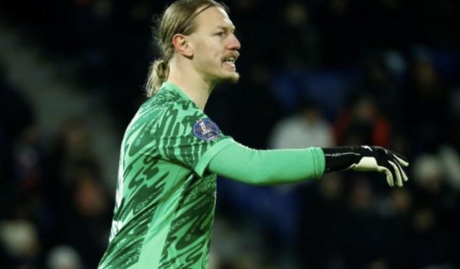 巴黎圣日耳曼门将萨福诺夫：动脑型侵略风格助