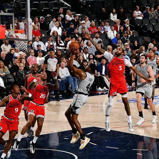 马刺三杀快船豪取11连胜 福克斯卡斯尔联手轰2