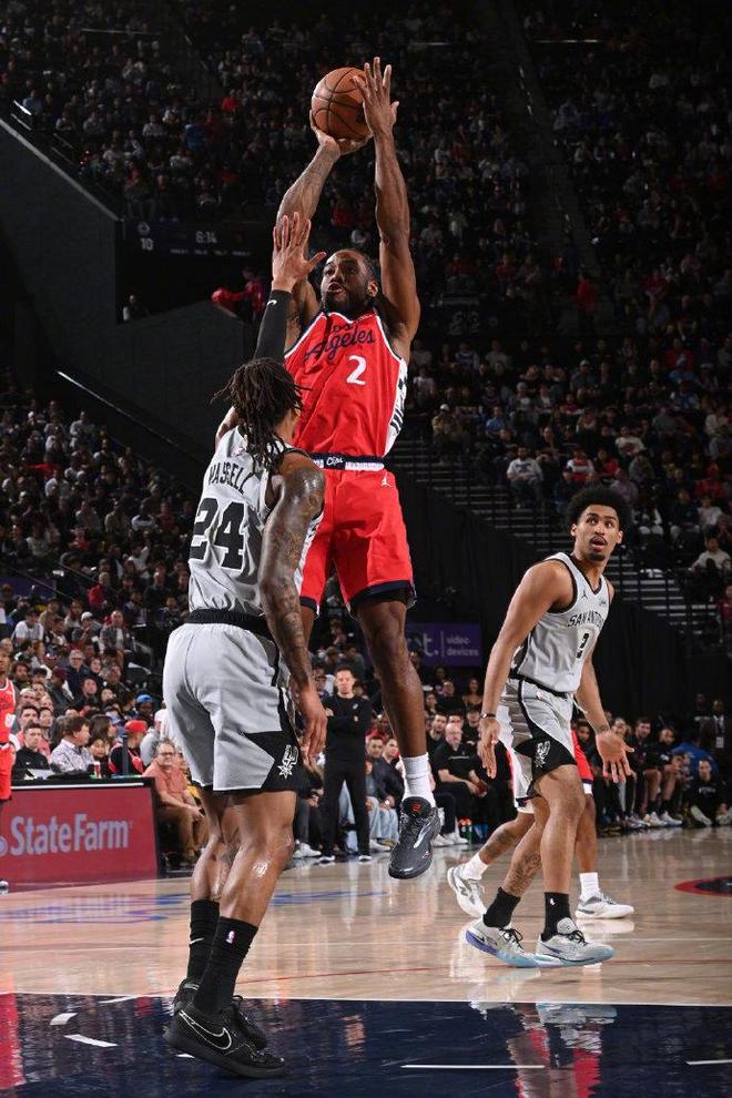 马刺三杀快船豪取11连胜 福克斯卡斯尔联手轰2